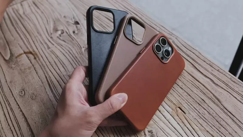People Who Like Using Leather Phone Cases